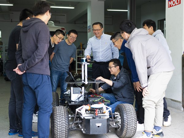 【寻访身边的榜样】他把“小”车开上“大”舞台———访东南大学首席教授殷国栋