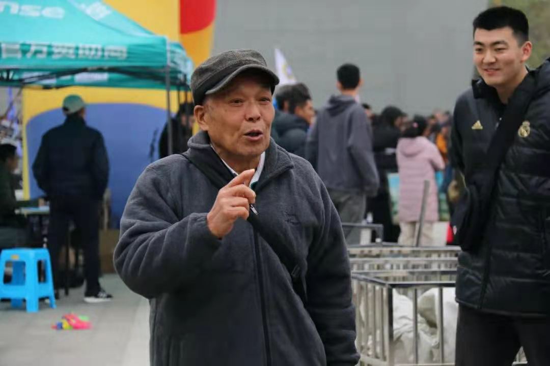 【寻访身边的榜样】鹤发银丝映日月 丹心热血沃新花——记交通学院班主任老师许映泉